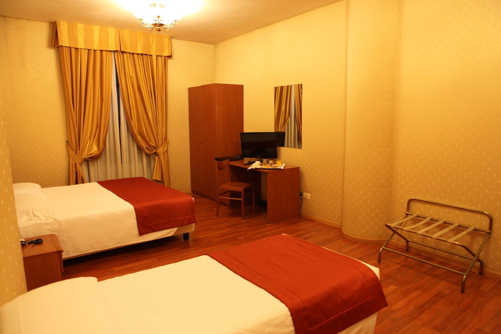 โรงแรมฟลาวเวอร์ กาเดน โรม ภายนอก รูปภาพ